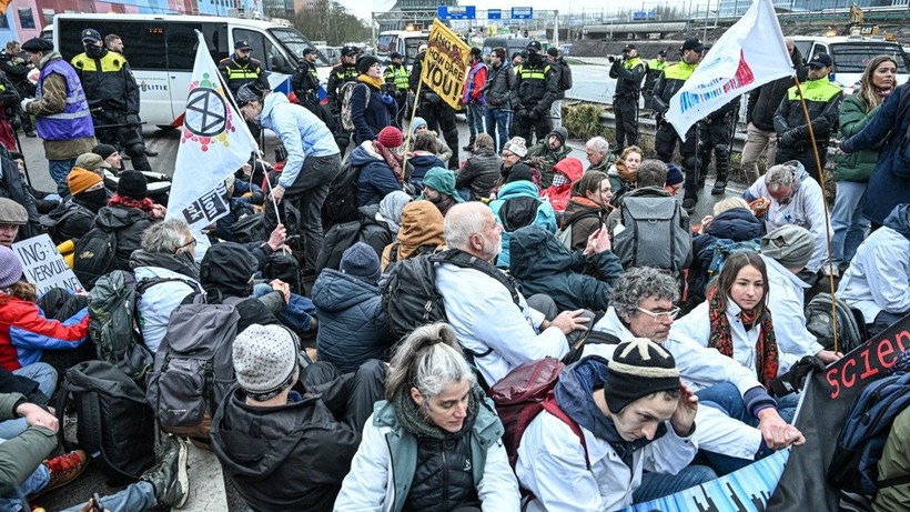 Yasaklanan protestoya müdahale: 190 gözaltı - Resim: 9