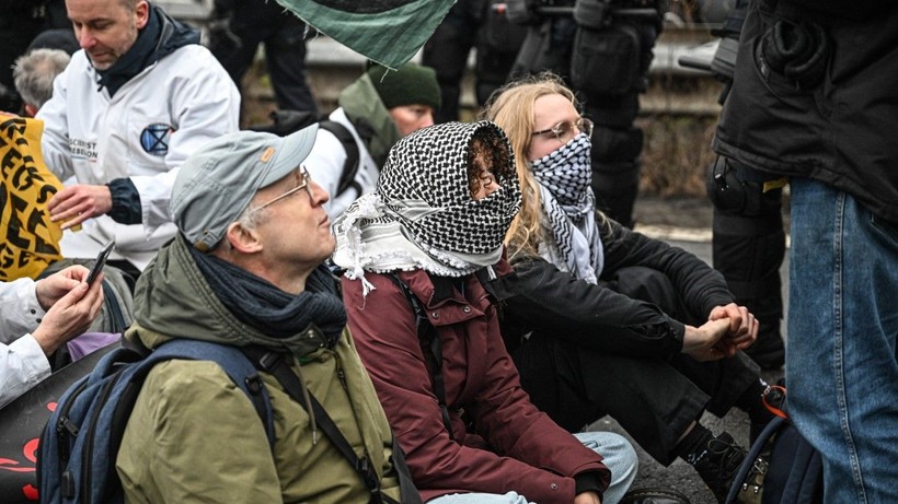 Yasaklanan protestoya müdahale: 190 gözaltı - Resim: 12