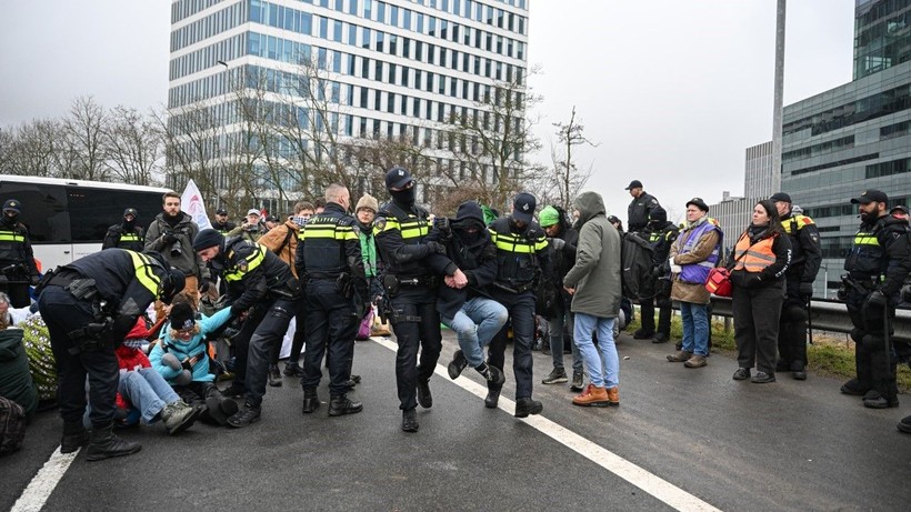 Yasaklanan protestoya müdahale: 190 gözaltı - Resim: 15