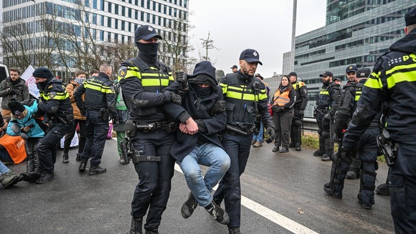 Yasaklanan protestoya müdahale: 190 gözaltı - Resim: 16