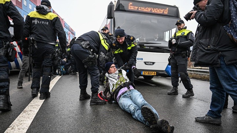 Yasaklanan protestoya müdahale: 190 gözaltı - Resim: 18