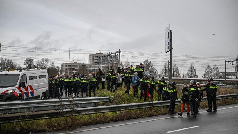 Yasaklanan protestoya müdahale: 190 gözaltı - Resim: 25