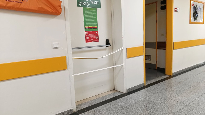 Hastanede yangın çıkışına sigara engeli - Resim : 1