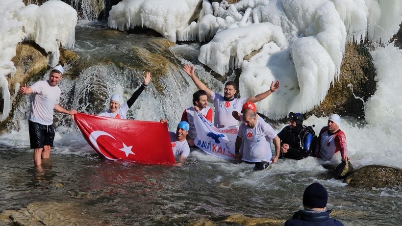 Muradiye Şelalesi’nde eksi 6 derecede farkındalık etkinliği - Resim: 1