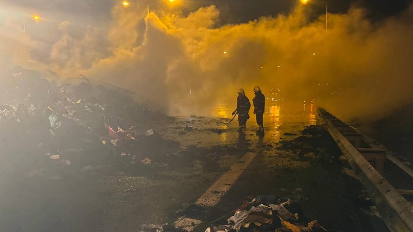 Zincirleme kazanın ardından iki araç alev aldı: 1 ölü 19 yaralı - Resim : 2
