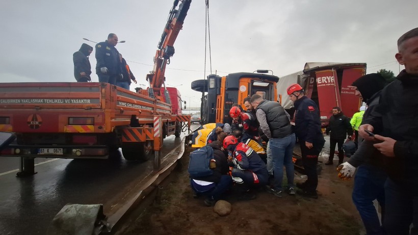 Kaza yapan kamyondan düştü, vinçle kurtarıldı - Resim : 1