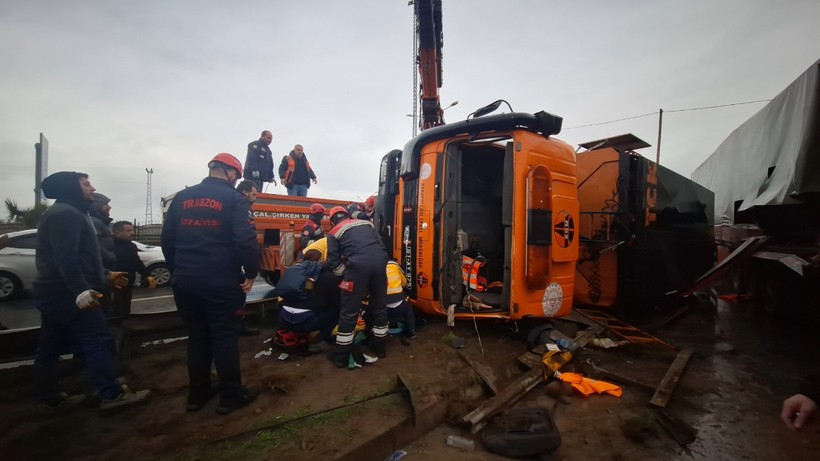 Kaza yapan kamyondan düştü, vinçle kurtarıldı - Resim : 2