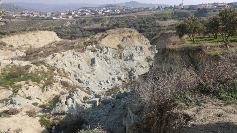 Depremin yardığı tarlayı görenler felaketi hatırlıyor - Resim : 1