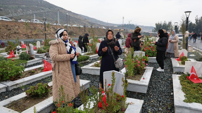 Acılı ailelerin sorusu: 1 yıllık bina 3 saniyede çöker mi? - Resim : 1