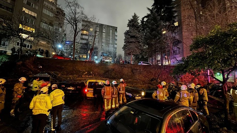 Araçlarının üzerine istinat duvarı düştü - Resim: 1