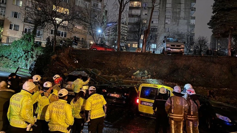 Araçlarının üzerine istinat duvarı düştü - Resim: 2