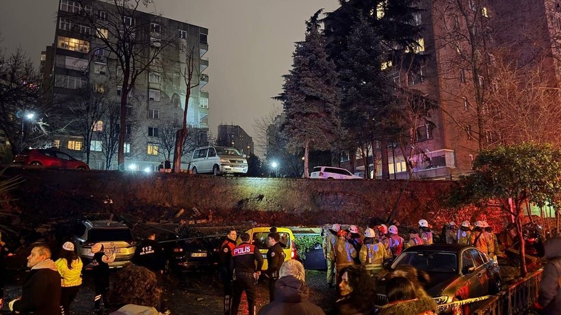 Araçlarının üzerine istinat duvarı düştü - Resim: 3