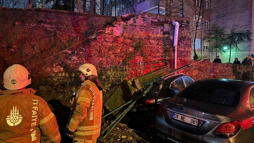 Araçlarının üzerine istinat duvarı düştü - Resim: 4