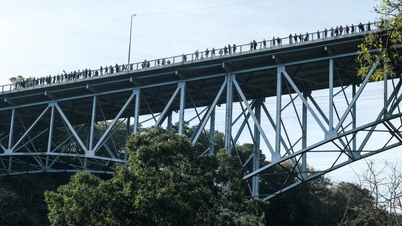 Otobüs köprüden düştü, 50'den fazla ölü var - Resim: 6