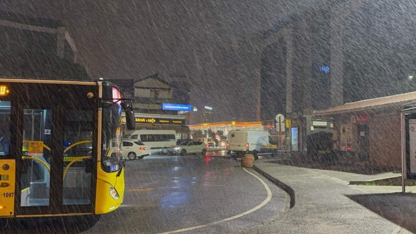 İstanbul’da kar: Yollar beyaza büründü - Resim: 4