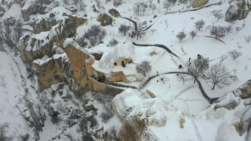 Peri bacalarına kar dokunuşu! Kapadokya’nın kış güzelliği göz kamaştırdı - Resim: 7