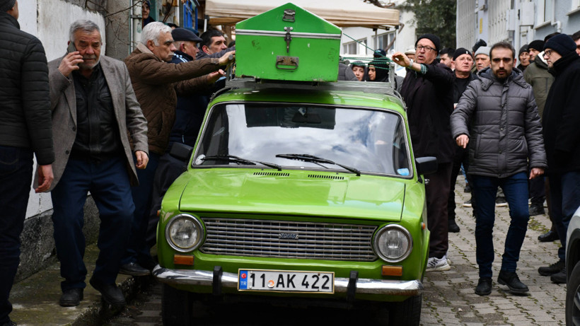 Vasiyetini geri çevirmediler: 29 yıllık arabası cenazesini taşıdı - Resim : 2