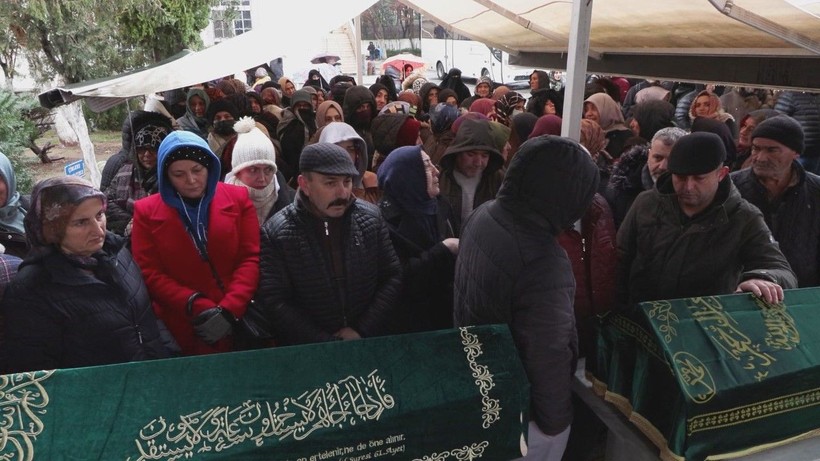 Annelerinin bileklerini keserek öldürdüğü 2 çocuk toprağa verildi - Resim: 5