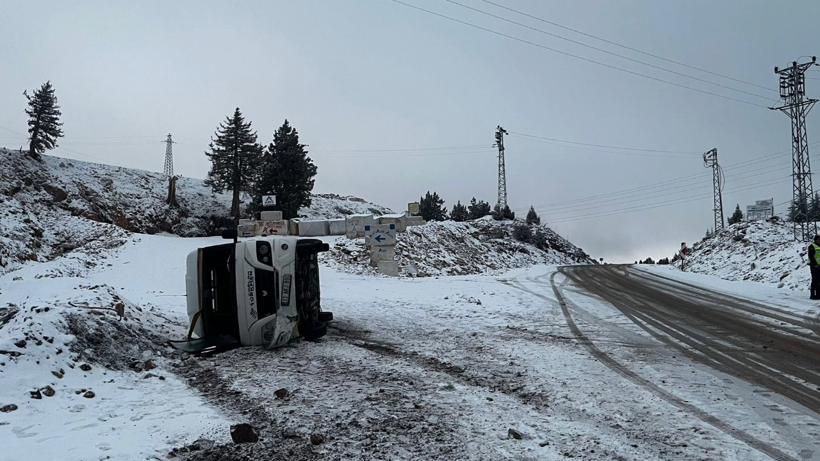 Öğrenci servisinde korku dolu anlar! Karlı yolda böyle devrildi... - Resim : 1