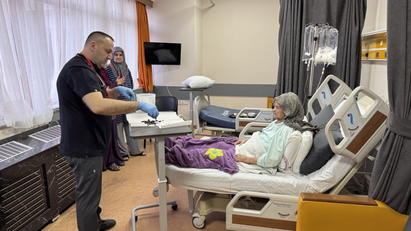 92 yaşındaki kadının midesinden taşlaşmış hurma ve zeytin çekirdekleri çıktı - Resim : 1