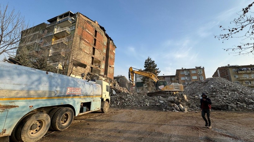 Tehlikeli yıkım: Hasar alan bina boşaltıldı - Resim: 1