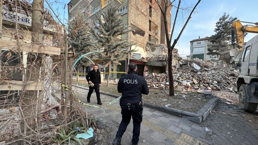 Tehlikeli yıkım: Hasar alan bina boşaltıldı - Resim: 4