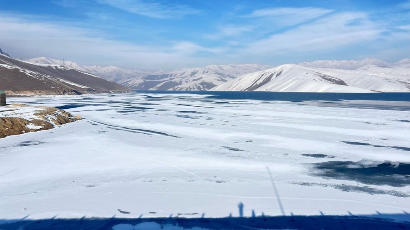 Eksi 20 dereceyi gören Yüksekova'da baraj gölü dondu - Resim: 4