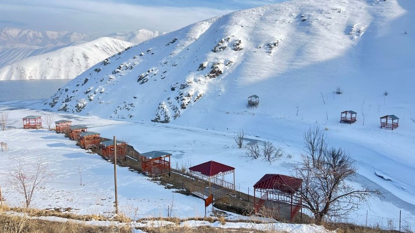 Eksi 20 dereceyi gören Yüksekova'da baraj gölü dondu - Resim: 6