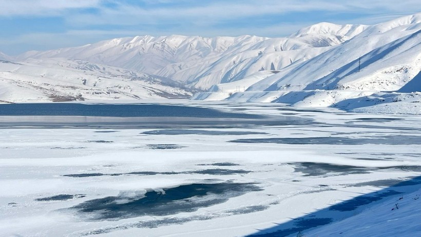 Eksi 20 dereceyi gören Yüksekova'da baraj gölü dondu - Resim: 7