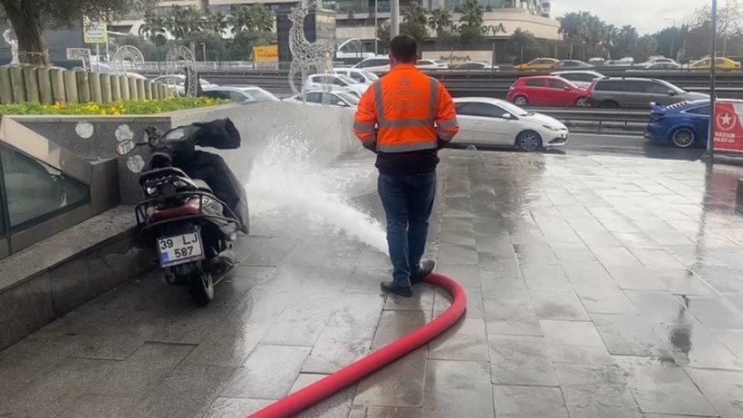 Küçükçekmece’de metrobüs alt geçidini su bastı - Resim : 1