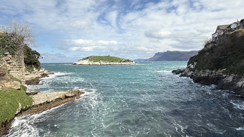 Turistlerin gözde ilçesinde fırtına alarmı: Dalga boyu 3 metreye ulaştı - Resim : 1