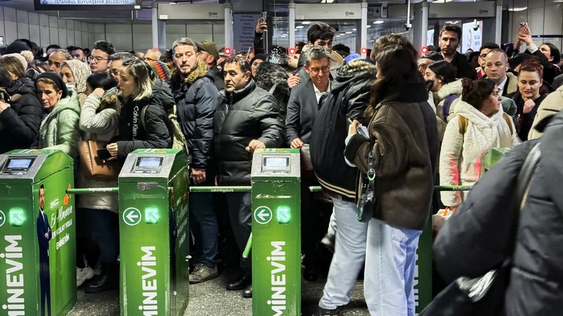 İstanbul’da kar bastırdı, trafik kilitlendi - Resim : 2