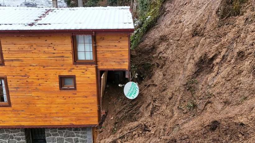 Heyelan evin giriş kapısını kapattı, mahsur kalanlar pencereden çıkartıldı - Resim: 4