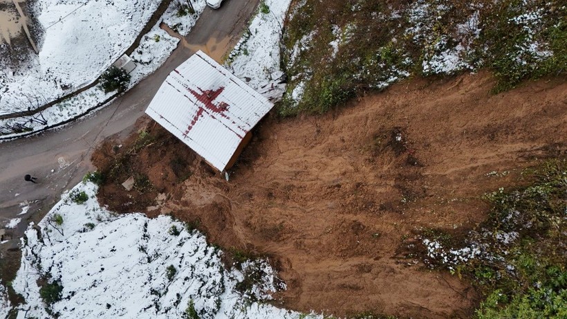 Heyelan evin giriş kapısını kapattı, mahsur kalanlar pencereden çıkartıldı - Resim: 5