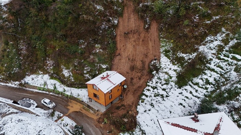 Heyelan evin giriş kapısını kapattı, mahsur kalanlar pencereden çıkartıldı - Resim: 6