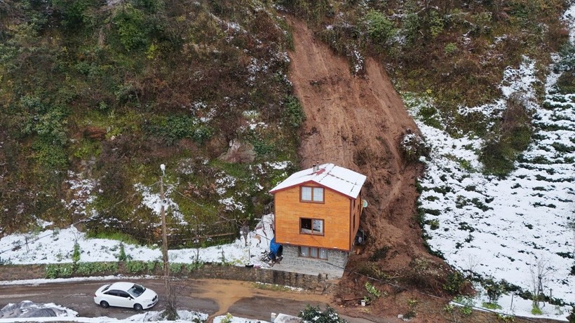 Heyelan evin giriş kapısını kapattı, mahsur kalanlar pencereden çıkartıldı - Resim: 7