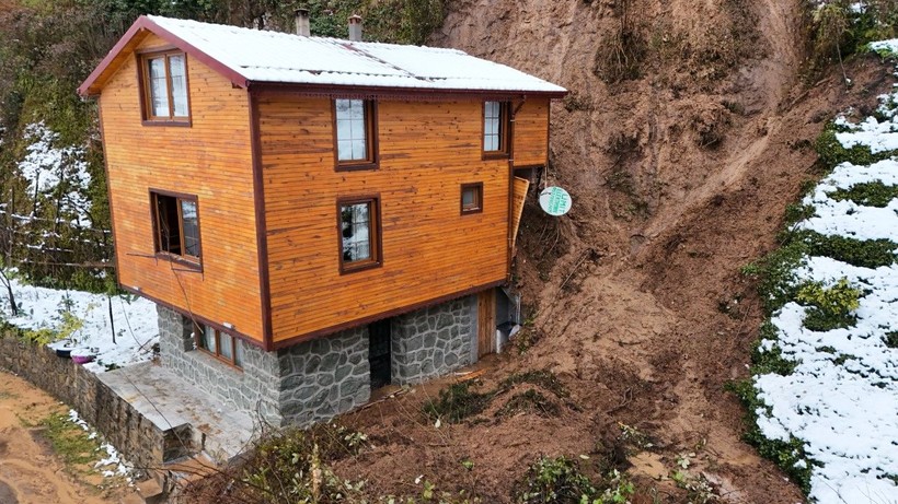 Heyelan evin giriş kapısını kapattı, mahsur kalanlar pencereden çıkartıldı - Resim: 8