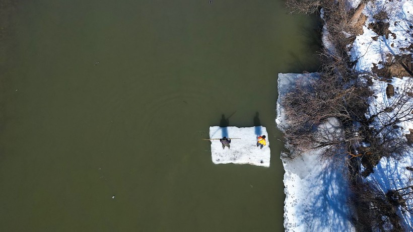 "Buzdan sal" ile karşı kıyıya geçip nehirde Eskimo usulü balık avlıyorlar - Resim: 2