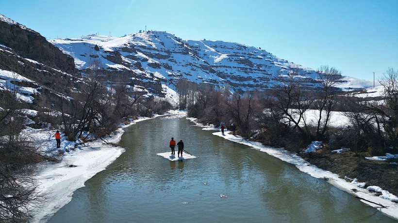 "Buzdan sal" ile karşı kıyıya geçip nehirde Eskimo usulü balık avlıyorlar - Resim: 3