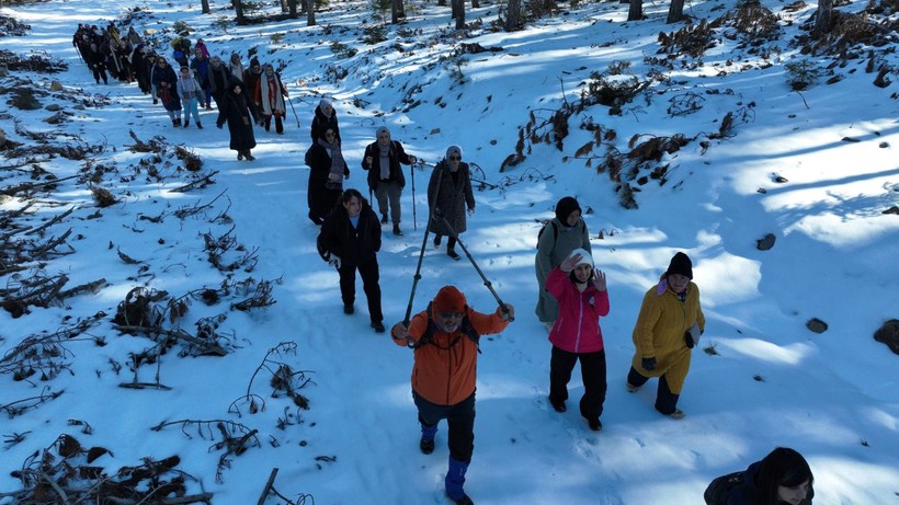 Karlı yollarda kadına şiddete dikkat çekmek için 9 kilometre yürüdüler - Resim: 8