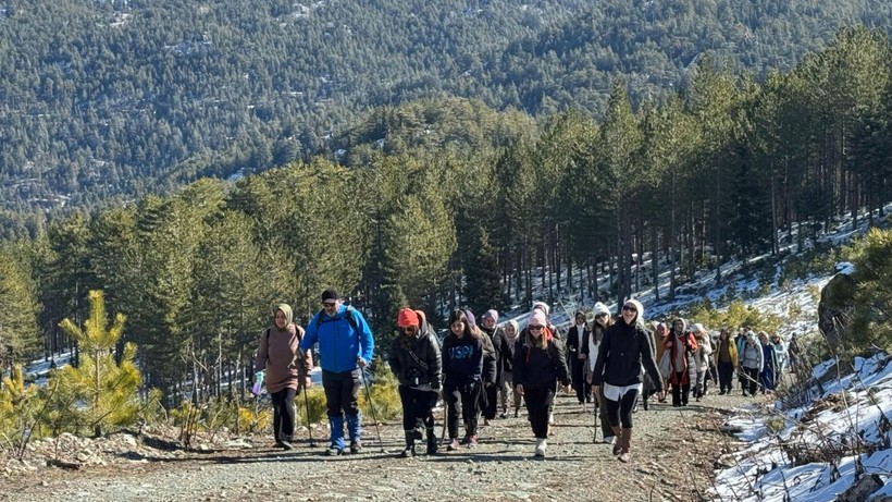 Karlı yollarda kadına şiddete dikkat çekmek için 9 kilometre yürüdüler - Resim: 6