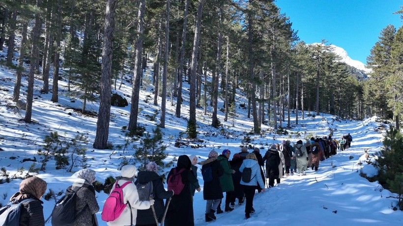 Karlı yollarda kadına şiddete dikkat çekmek için 9 kilometre yürüdüler - Resim: 3