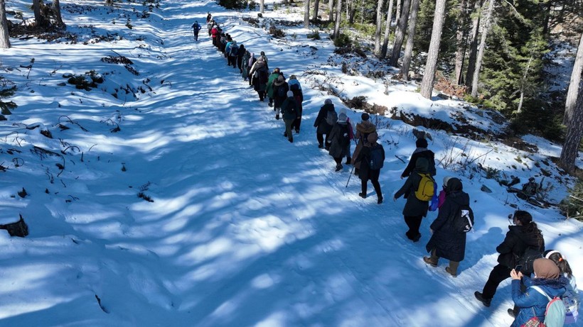 Karlı yollarda kadına şiddete dikkat çekmek için 9 kilometre yürüdüler - Resim: 1