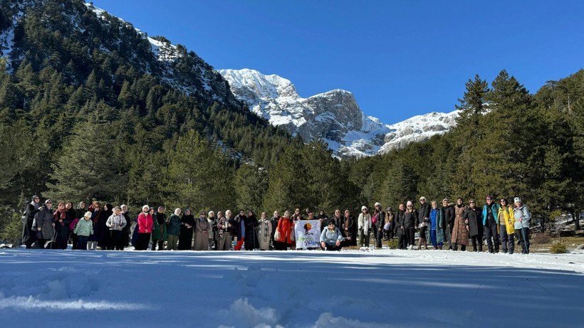 Karlı yollarda kadına şiddete dikkat çekmek için 9 kilometre yürüdüler - Resim: 2