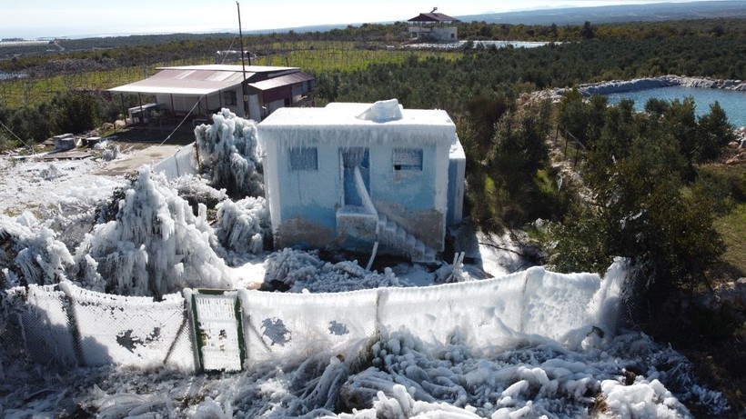 Boru patladı, su deposu buz tuttu - Resim: 1