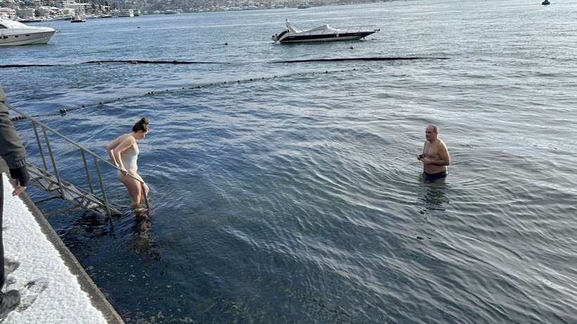 Kar onları durduramadı: Eksi derecelerde Boğaz’a daldılar - Resim : 1