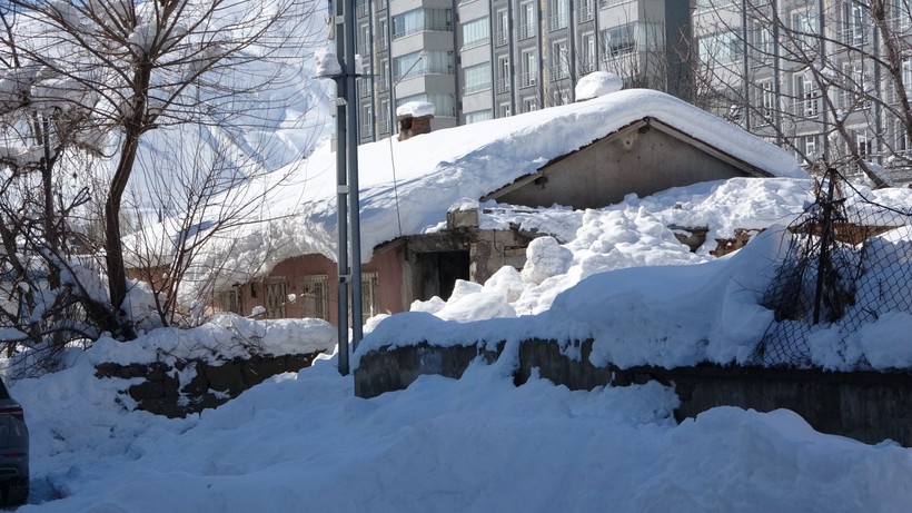 Bitlis’te evler kar altında, buz sarkıtları 2 metreyi buldu - Resim: 3