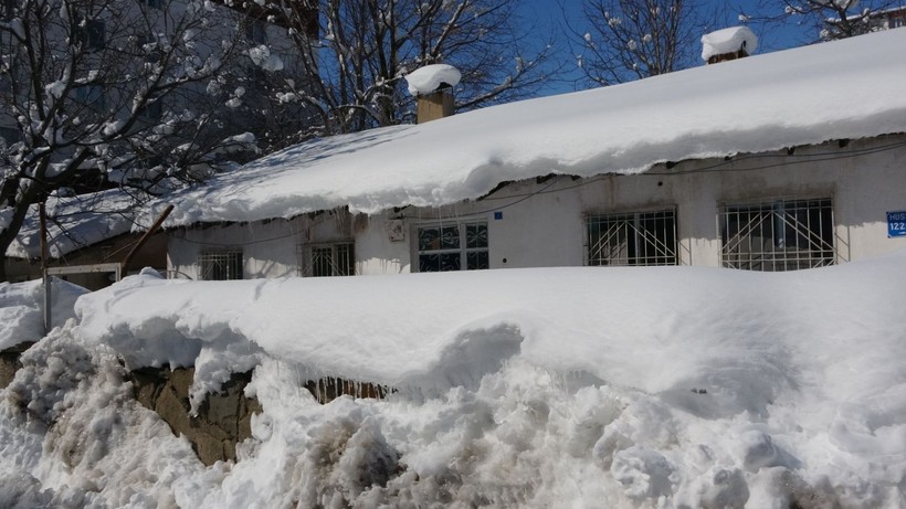 Bitlis’te evler kar altında, buz sarkıtları 2 metreyi buldu - Resim: 4