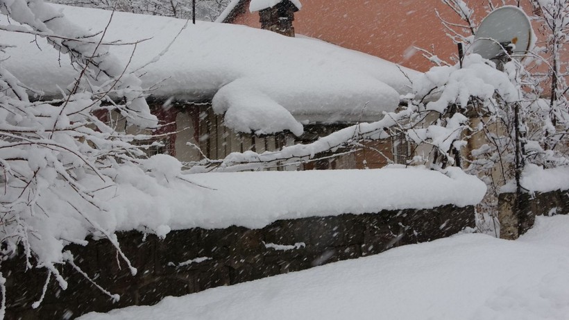 Bitlis’te evler kar altında, buz sarkıtları 2 metreyi buldu - Resim: 5