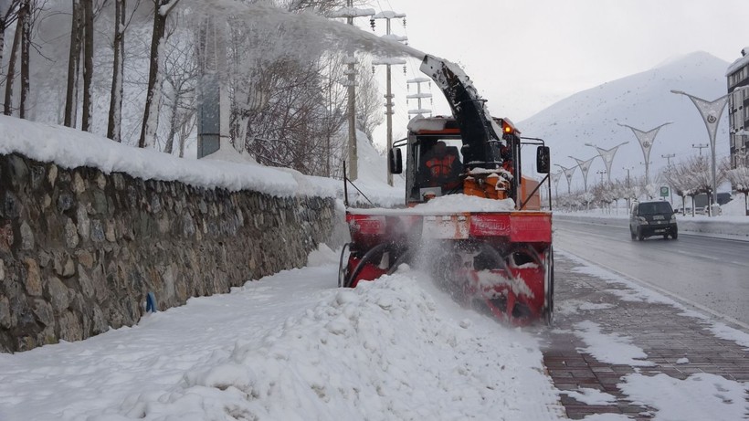 Bitlis’te evler kar altında, buz sarkıtları 2 metreyi buldu - Resim: 7